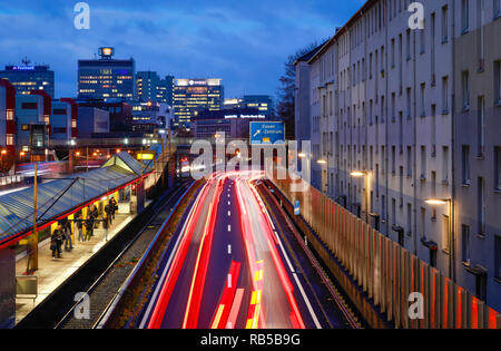 Essen, Nordrhein-Westfalen, Ruhrgebiet, Deutschland - Blau Umweltzone, Autobahn A 40 am Ende des Arbeitstages Verkehr mit Blick auf die Stadt c Stockfoto