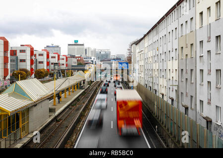 Essen, Nordrhein-Westfalen, Ruhrgebiet, Deutschland - Blau Umweltzone, Autobahn A 40 am Ende des Arbeitstages Verkehr mit Blick auf die Stadt c Stockfoto