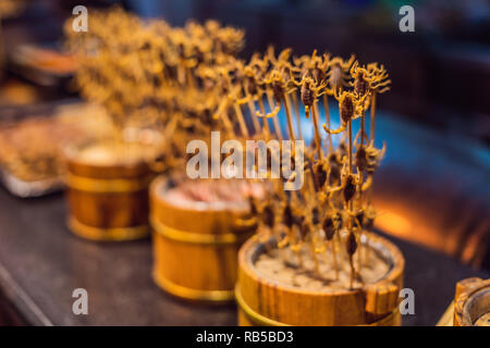 Gebratene Skorpione in der Wangfujing Night Market in Peking, China Stockfoto