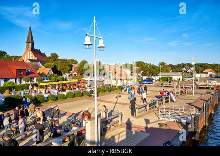 Touristen in den Hafen von Schaprode. Von hier aus fahren die Fähren zur Insel Hiddensee. Ein sehr beliebtes Ausflugsziel. Stockfoto