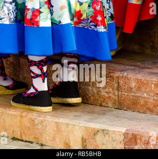 Traditionelle bunte Schuhe für die Kostüme in Spanien, Tanzschuhe, espadrilles Stockfoto