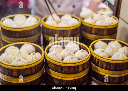 Street Food Stand verkaufen chinesische Spezialität gedämpfte Teigtaschen in Peking, China Stockfoto