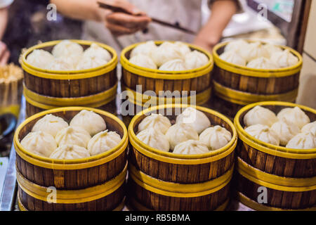 Street Food Stand verkaufen chinesische Spezialität gedämpfte Teigtaschen in Peking, China Stockfoto