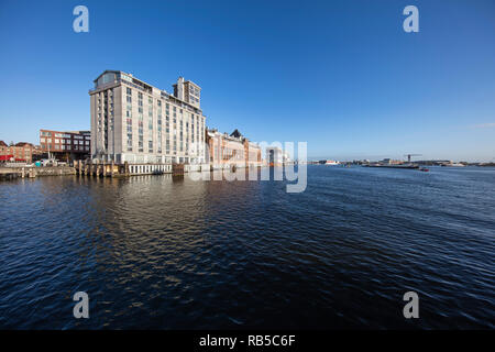 Gebäude, dem ehemaligen Getreidesilos, jetzt Apartment Gebäude entlang IJ River. einschließlich Stenen Silo- und Silodam, Amsterdam, Niederlande. Stockfoto