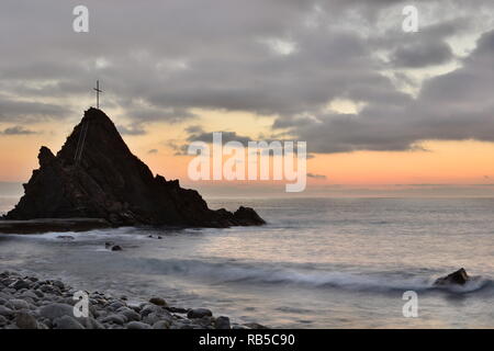 Scoglio dell'Asseu bei Sonnenuntergang. Riva Trigoso. Ligurien. Italien Stockfoto