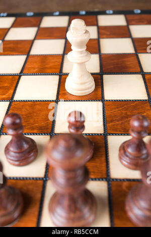 Schach einen weissen König gegen schwarze Zahlen erfolg Business Konzept. Stockfoto