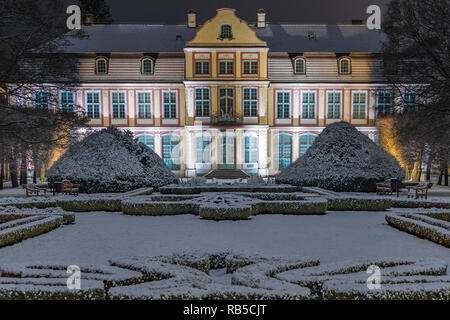 Abbot's Palace in Oliwa (Park Oliwski), Danzig, Polen in der Nacht im Winter. Stockfoto