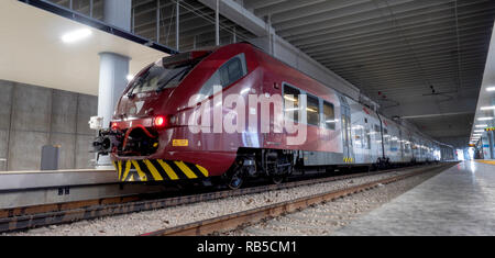 Malpensa Express Convoglio Servizio Aeropotuale-Flughafen Service Konvoi-Zug zwischen Malpensa und Milano Hauptbahnhöfe, Mailand, Italien. Stockfoto