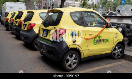 Aktie "NRO-Elektroautos sharing Fahrzeuge bei Stromtankstelle außerhalb Mailands Hauptbahnhof, Mailand, Italien, Europa geparkt. Stockfoto