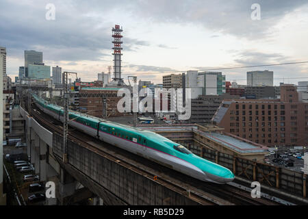 Tohoku Shinkansen verlassen Bahnhof Sendai, Japan Stockfoto