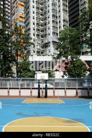 Basketball in Hongkong in einem Hinterhof in blau und gelben Farben Stockfoto