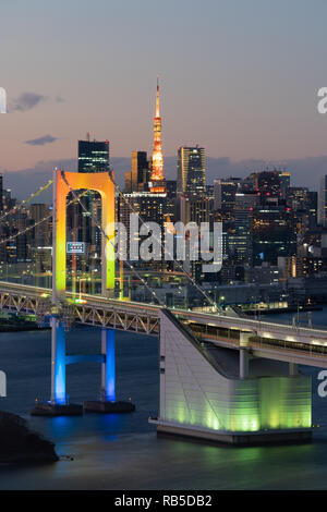 Rainbow Bridge und Tokyo Tower bei Sonnenuntergang, Tokio, Japan Stockfoto