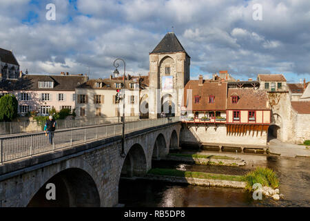 Anzeigen von Moret-sur-Loing mit der Brücke über den Fluss Loing und die Burgundische Pforte an einem sonnigen Tag. Ile de France, Frankreich. Stockfoto