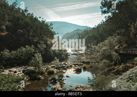 Paiva Gehwege sind auf dem linken Ufer des Flusses Lima, in Alvor, Portugal Stockfoto