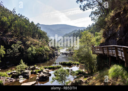 Paiva Gehwege sind auf dem linken Ufer des Flusses Lima, in Alvor, Portugal Stockfoto