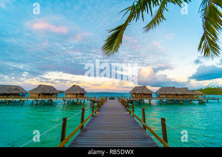 Art Bungalow auf einer Seite zur Insel Bora Bora, Tahiti zu overwater Stockfoto