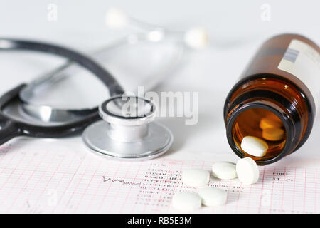 Stethoskop, Pillen, Fläschchen in der medizinischen Zimmer auf blauem Hintergrund Draufsicht mockup. Stockfoto