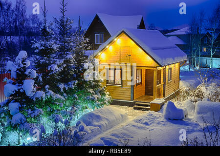 = Orthodoxe Weihnachten auf Datscha mit Grandma = Heute, am orthodoxen Weihnachtsfest, besuchten wir meine Mutter (Großmutter) auf der Datscha (Landschaft), wo alle ou Stockfoto