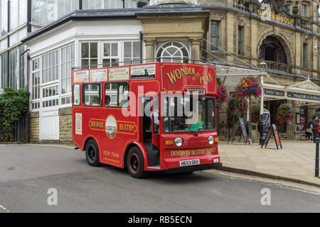 Entdecken Sie Buxton Straßenbahn, einem umgebauten Milk floats und eine ideale Möglichkeit, um die Sehenswürdigkeiten der Stadt zu sehen; Buxton, Großbritannien Stockfoto