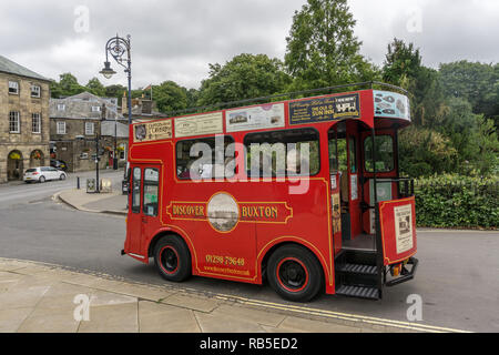 Entdecken Sie Buxton Straßenbahn, einem umgebauten Milk floats und eine ideale Möglichkeit, um die Sehenswürdigkeiten der Stadt zu sehen; Buxton, Großbritannien Stockfoto