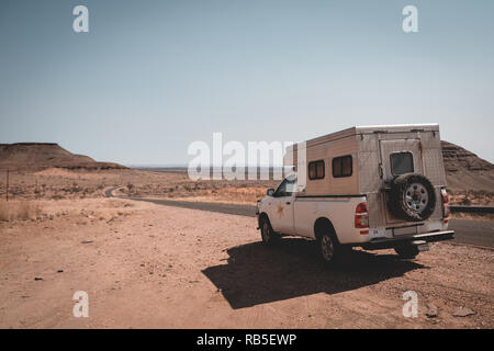 Wohnmobil am Straßenrand in Namibia Stockfoto