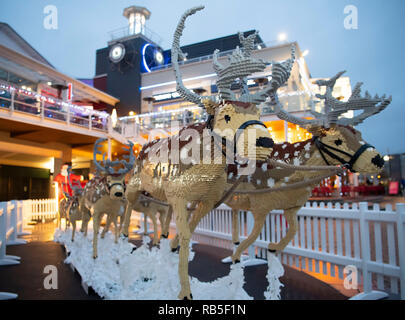 Ein Weihnachtsmann Schlitten mit 8 Rentiere aus 750.000 LEGO Steinen am Tacoma Square, Mermaid Quay, Cardiff Bay. Die Modelle dauerte 3 Monate, zu bauen und zu werden Stockfoto