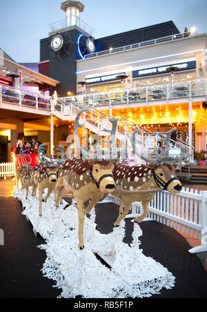 Ein Weihnachtsmann Schlitten mit 8 Rentiere aus 750.000 LEGO Steinen am Tacoma Square, Mermaid Quay, Cardiff Bay. Die Modelle dauerte 3 Monate, zu bauen und zu werden Stockfoto