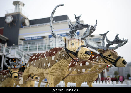 Ein Weihnachtsmann Schlitten mit 8 Rentiere aus 750.000 LEGO Steinen am Tacoma Square, Mermaid Quay, Cardiff Bay. Die Modelle dauerte 3 Monate, zu bauen und zu werden Stockfoto