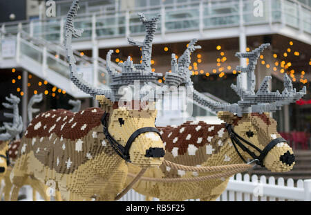 Ein Weihnachtsmann Schlitten mit 8 Rentiere aus 750.000 LEGO Steinen am Tacoma Square, Mermaid Quay, Cardiff Bay. Die Modelle dauerte 3 Monate, zu bauen und zu werden Stockfoto