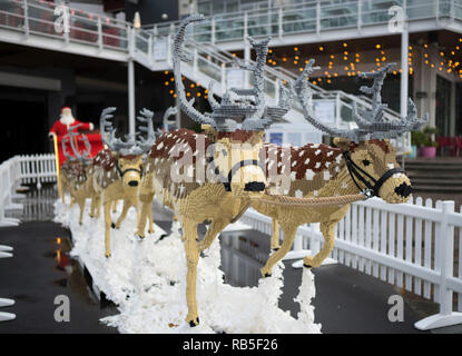 Ein Weihnachtsmann Schlitten mit 8 Rentiere aus 750.000 LEGO Steinen am Tacoma Square, Mermaid Quay, Cardiff Bay. Die Modelle dauerte 3 Monate, zu bauen und zu werden Stockfoto