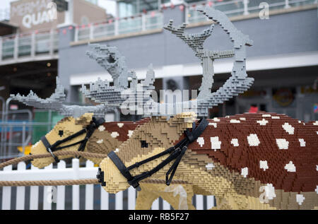 Ein Weihnachtsmann Schlitten mit 8 Rentiere aus 750.000 LEGO Steinen am Tacoma Square, Mermaid Quay, Cardiff Bay. Die Modelle dauerte 3 Monate, zu bauen und zu werden Stockfoto