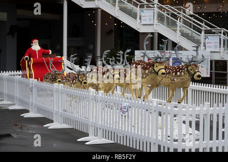 Ein Weihnachtsmann Schlitten mit 8 Rentiere aus 750.000 LEGO Steinen am Tacoma Square, Mermaid Quay, Cardiff Bay. Die Modelle dauerte 3 Monate, zu bauen und zu werden Stockfoto