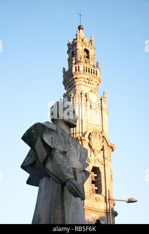 Torre dos Clérigos und Bischof D. António Ferreira Gomes Statue in Porto, Portugal Stockfoto