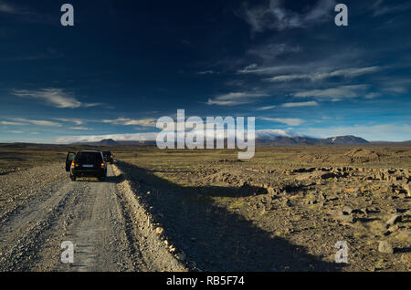 Auto in der Mitte von Nirgendwo in Island Stockfoto