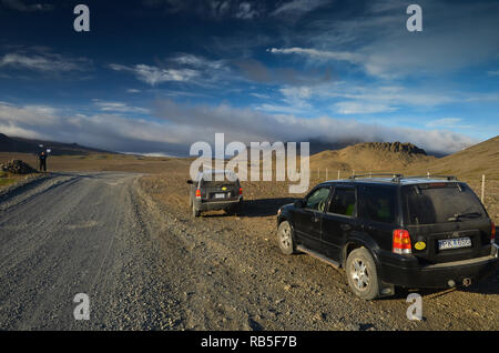 Auto in der Mitte von Nirgendwo in Island Stockfoto