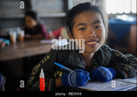 Laos, Provinz Oudomxay, Bergdorf Houyta, ethnische Gruppe, Kinder in Khmu Dorf Schule/LAOS, Provinz Oudomxay, Dorf Houyta, Ethnie Khmu, Kinder aus Bergdoerfern der Ethnie Khmu in einer Dorfschule Stockfoto