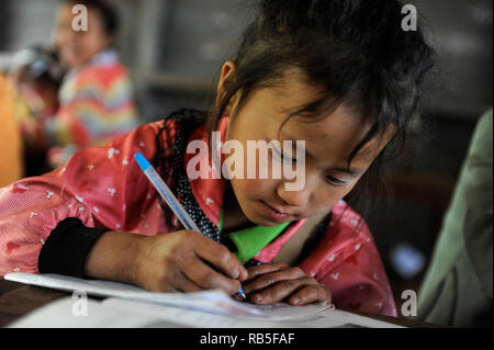 Laos, Provinz Oudomxay, Bergdorf Houyta, ethnische Gruppe, Kinder in Khmu Dorf Schule/LAOS, Provinz Oudomxay, Dorf Houyta, Ethnie Khmu, Kinder aus Bergdoerfern der Ethnie Khmu in einer Dorfschule Stockfoto