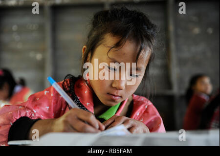 Laos, Provinz Oudomxay, Bergdorf Houyta, ethnische Gruppe, Kinder in Khmu Dorf Schule/LAOS, Provinz Oudomxay, Dorf Houyta, Ethnie Khmu, Kinder aus Bergdoerfern der Ethnie Khmu in einer Dorfschule Stockfoto