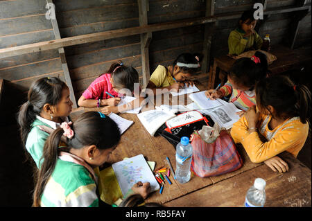 Laos, Provinz Oudomxay, Bergdorf Houyta, ethnische Gruppe, Kinder in Khmu Dorf Schule/LAOS, Provinz Oudomxay, Dorf Houyta, Ethnie Khmu, Kinder aus Bergdoerfern der Ethnie Khmu in einer Dorfschule Stockfoto