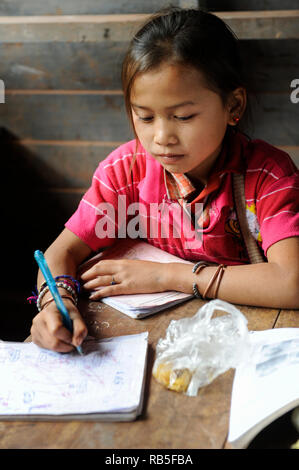 Laos, Provinz Oudomxay, Bergdorf Houyta, ethnische Gruppe, Kinder in Khmu Dorf Schule/LAOS, Provinz Oudomxay, Dorf Houyta, Ethnie Khmu, Kinder aus Bergdoerfern der Ethnie Khmu in einer Dorfschule Stockfoto