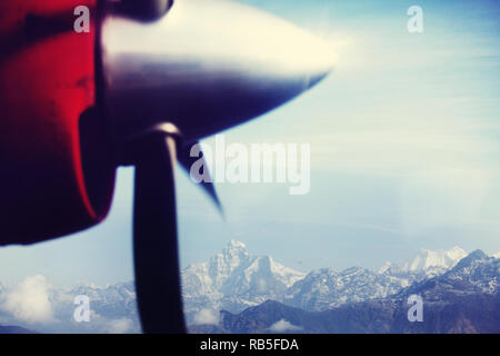 Blick auf den Himalaya durch ein Flugzeug Fenster. Stockfoto