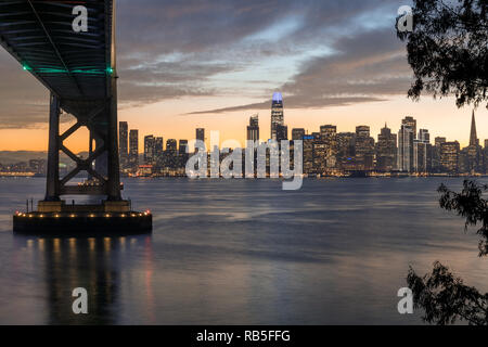 Unter der Brücke. Winter Dämmerung über die Bay Bridge und die Skyline von San Francisco. Stockfoto