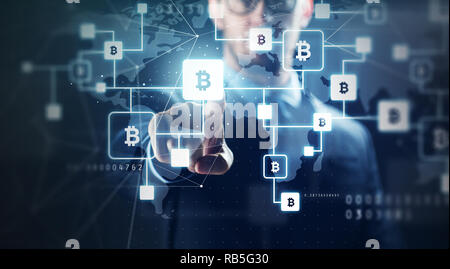 Nahaufnahme der Geschäftsmann mit bitcoin block Kette Stockfoto