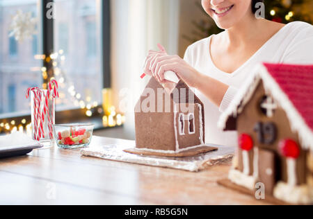 Frau, die Lebkuchen Häuser auf Weihnachten Stockfoto