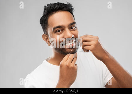 Inder mit Zahnseide reinigen Zähne Stockfoto