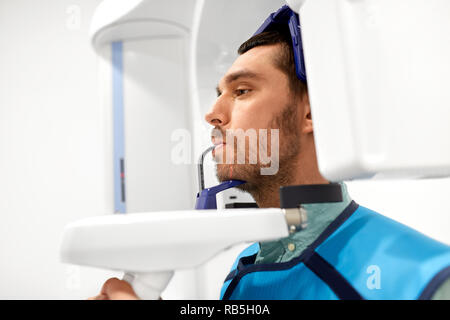 Patienten mit x-ray Scannen auf zahnmedizinische Klinik Stockfoto