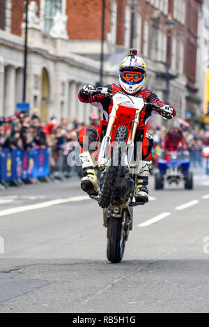 Moto Stunts internationale Motorrad display Team am Tag London New Year's Parade. Motorrad Wheelie in Whitehall Stockfoto