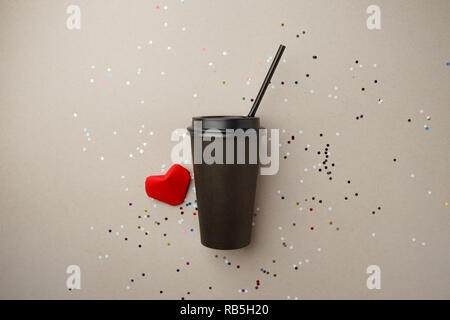 Kreatives Konzept Foto, schwarz stilvolle nehmen Kaffeetasse mit origami Papier roten Herzen auf grauem Hintergrund. Aber erste Kaffee liebe Konzept Stockfoto