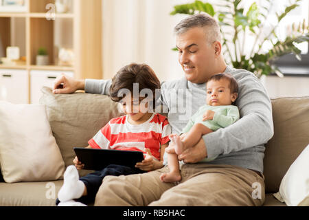 Gerne Vater mit Jugendlichen und Sohn zu Hause Stockfoto