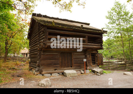 Traditionelle alte Holzhaus auf Skansen, das erste Open-air Museum und Zoo, befindet sich auf der Insel Djurgården. Stockfoto